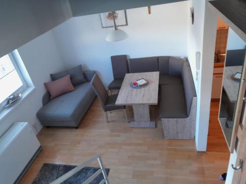 sala de estar con sofá y mesa en Ferienwohnung Bergblick, en Imst