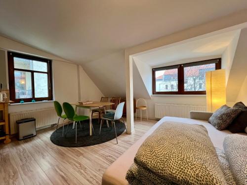 ライプツィヒにあるHinterhaus Apartmentsのベッドルーム1室(ベッド1台、テーブル、椅子付)