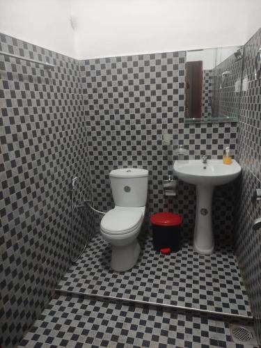 un baño con inodoro y lavabo en Nice Ella, en Ella