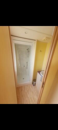 a small bathroom with a shower in a room at Mobilhome 6 personnes in Angles