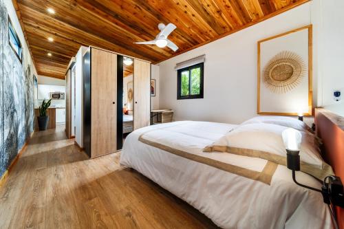 Postel nebo postele na pokoji v ubytování Bungalow L'escale de Takamaka