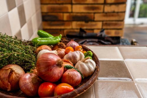 a bowl of onions and vegetables on a counter at Bungalow L'escale de Takamaka in Saint-Benoît