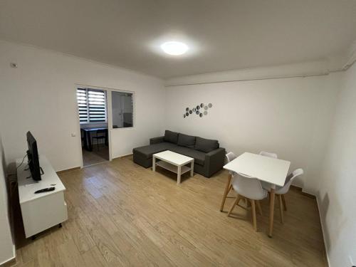 Predel za sedenje v nastanitvi Militari Comfort Apartment