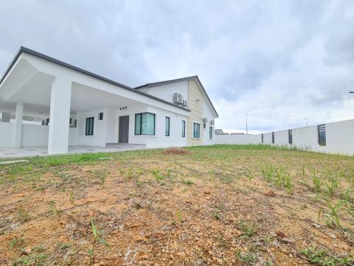 a large white building with a yard in front of it at White Sweet Homestay, Kulim Hi-Tech Park Kedah utk MsIIim shj in Kulim