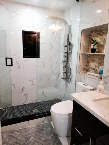 Un baño de LUXURY 2-BEDROOMS UNIT WITH WIFI, LDR & PARKING.