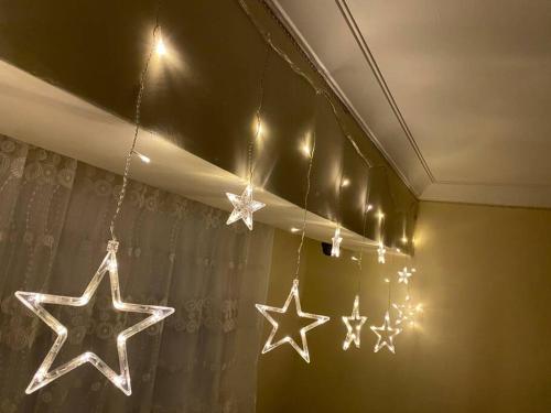 Trzy gwiazdki wiszące na suficie ze światłami w obiekcie Projeksiyonlu manzaralı daire w mieście Duzce