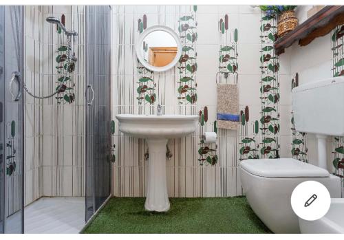 ジャルディーニ・ナクソスにあるSasha home wonderful viewのバスルーム(洗面台、鏡、トイレ付)