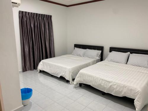 a bedroom with two beds and a window at Villa 1317 D’Amour afamosa in Kampong Alor Gajah