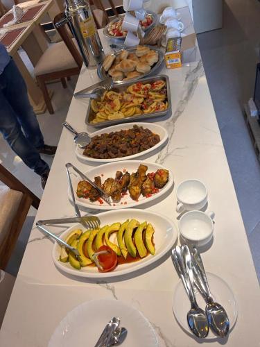 un buffet con varios platos de comida en una mesa en Rosa Hotels, en Dodoma