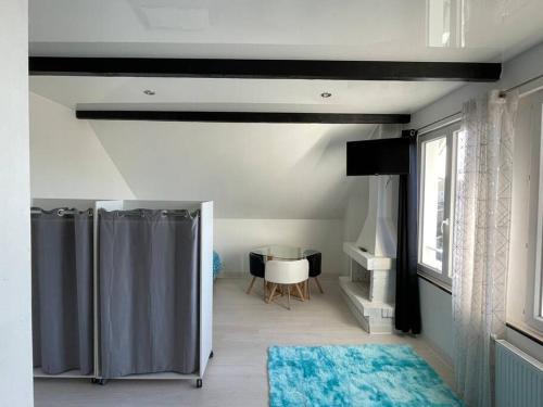 uma casa de banho com um chuveiro e uma mesa. em Maison de Ville Complète proche Paris JO 16p em Poissy