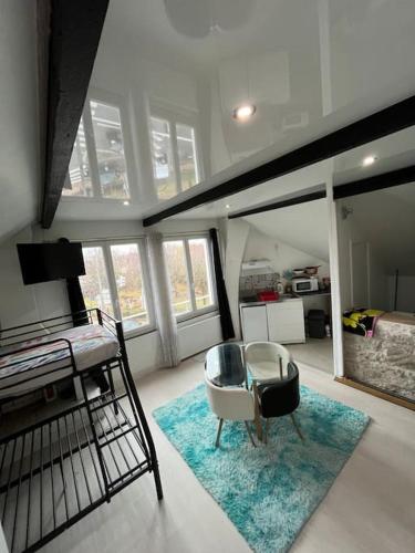 une chambre avec un lit, une table et une chaise dans l'établissement Maison de Ville Complète proche Paris JO 16p, à Poissy