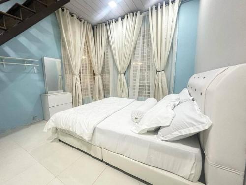 ein weißes Bett in einem Zimmer mit Fenster in der Unterkunft SH Homestay Perlis in Kangar