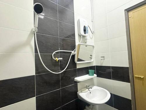ein Badezimmer mit einem WC, einem Waschbecken und einem Spiegel in der Unterkunft SH Homestay Perlis in Kangar