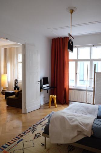 Schlafzimmer mit einem Bett und einem Schreibtisch mit einem Laptop in der Unterkunft Design Apartments Weimar Altstadt in Weimar