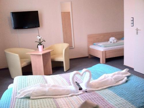 a hotel room with two swans on a bed at Hotel Norden Norddeich in Norddeich
