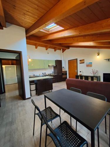 a living room with a table and chairs and a kitchen at La casetta del borgo in Medicina