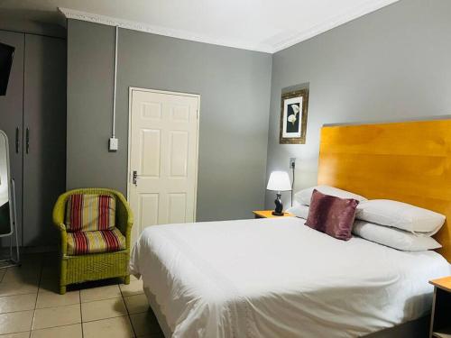 Katil atau katil-katil dalam bilik di Flat in Rustenburg