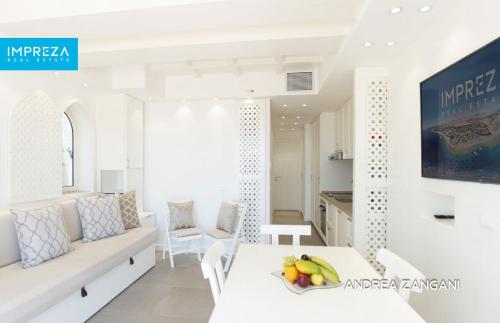 a white living room with a white table and chairs at Luxury Apartmento Kiki con spettacolare vista mare R23117 in Sharm El Sheikh