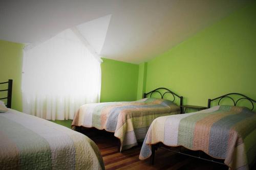 zielony pokój z 2 łóżkami i oknem w obiekcie Lago Sagrado Titicaca - Casa de Campo & Agroturismo 