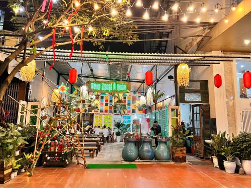 a restaurant with plants and lights in a building at 4M2 Hotel in Hòa Ðình