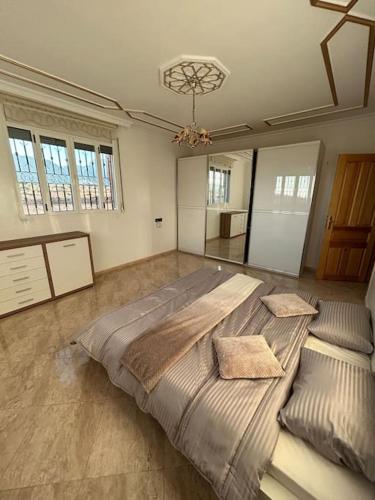ein großes Schlafzimmer mit einem großen Bett in einem Zimmer in der Unterkunft Villa Assia with view on the Ocean and Mountains 