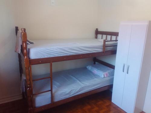 隆德里納的住宿－Quartos em londrina, tv e ventilador，客房内的两张双层床