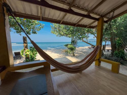 hamaca en una habitación con vistas a la playa en Sawasdee Resort, en Koh Chang