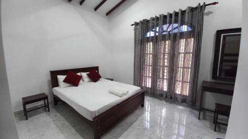 1 dormitorio con cama y ventana grande en Airport Pearl Garden Transit Hotel, en Arambe