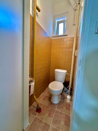 een kleine badkamer met een toilet en een raam bij Bene Dormies in Praag