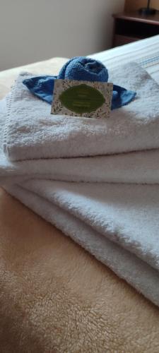 a pile of white towels sitting on a bed at Apartamento Alentía in Cedeira
