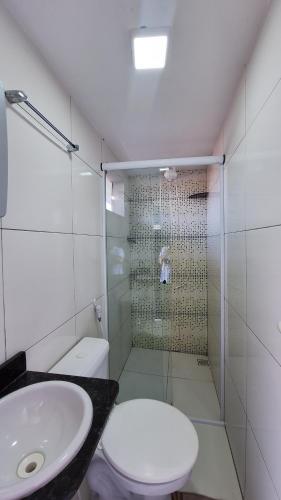 ein Bad mit einem WC und einer Glasdusche in der Unterkunft Canto da Duna Hotel in Barreirinhas