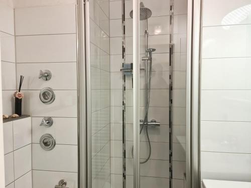 eine Dusche mit Glastür im Badezimmer in der Unterkunft Ruhiges & gemütliches Apartment im Herzen von Hüde 300 m entfernt vom Dümmer See in Hüde