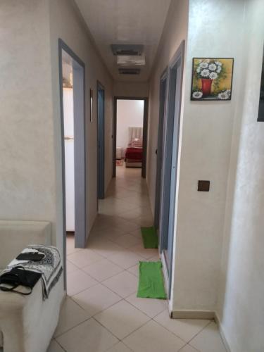 - un couloir d'une chambre avec des tapis verts au sol dans l'établissement omrane, à Sale