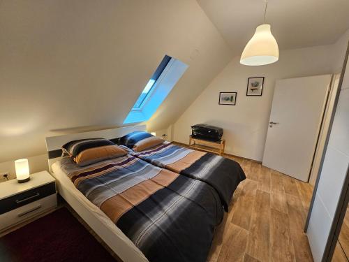 ein Schlafzimmer mit einem großen Bett im Dachgeschoss in der Unterkunft 3 Zimmerwohnung am Neuer Teich in Wolfsburg