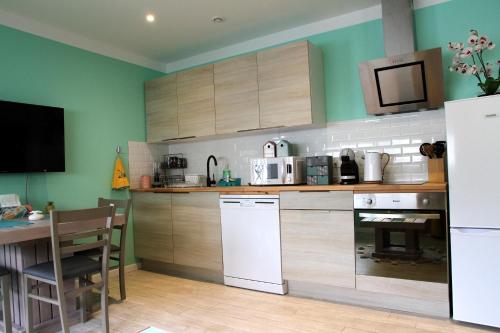 Nhà bếp/bếp nhỏ tại GREEN SPA Sauna Balneo Centre Agen
