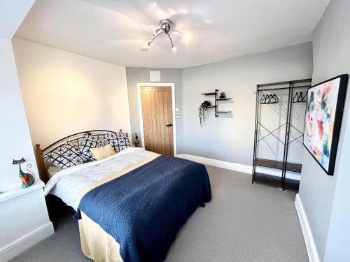 a bedroom with a bed with a blue blanket at 6 Guests - 3 Bed House in Chester-le-Street in Chester-le-Street