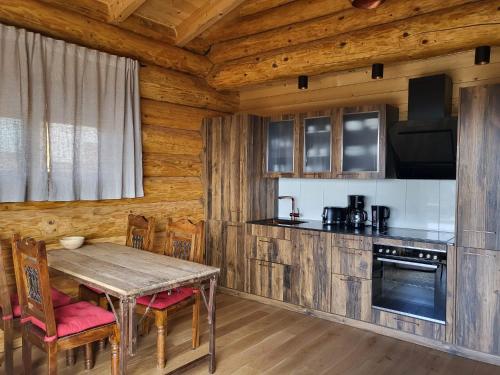 拉萬特河谷巴特聖萊昂哈德的住宿－KlippitzStar，一间带木桌的厨房和一间餐厅