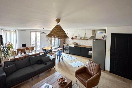 un salon avec un canapé et une cuisine dans l'établissement Charmant Mini Loft 57m2 Notre Dame du Mont, à Marseille