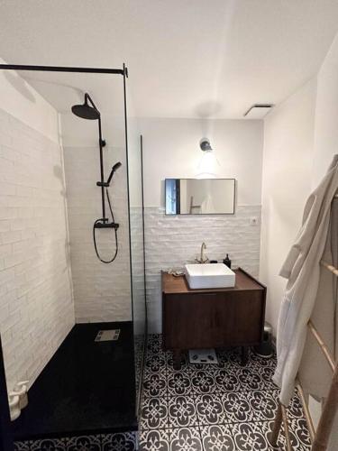 une salle de bain blanche avec un lavabo et une douche dans l'établissement Charmant Mini Loft 57m2 Notre Dame du Mont, à Marseille