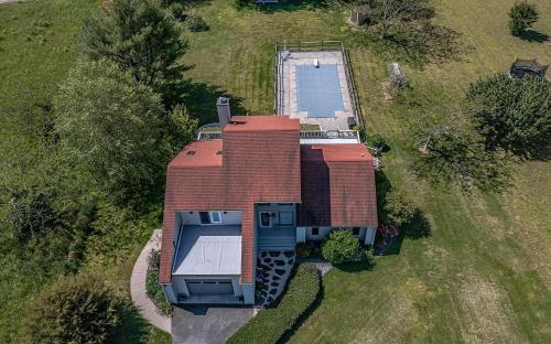 una vista aérea de una casa con piscina en Coan River Cottage - Fire Pit, Fast WiFi, Pool, Movie & Game Room, 