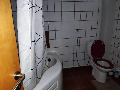 ein Badezimmer mit einem WC und einer Badewanne in der Unterkunft Vila spatioasa 7 camere la lacul BUftea in Buftea