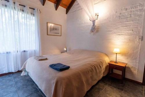 ein Schlafzimmer mit einem großen Bett und einem Fenster in der Unterkunft Casa Acuario - großes Haus mit besonderem Flair in Punta del Este