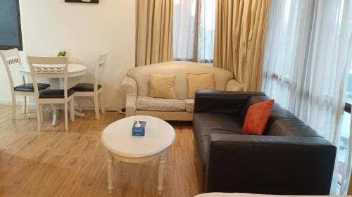 uma sala de estar com um sofá e uma mesa em Ayan Service Suite At Times Square em Kuala Lumpur
