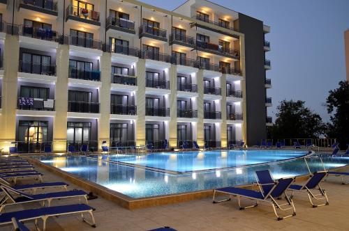un hotel con piscina di fronte a un edificio di Arena Mar Hotel and SPA a Golden Sands