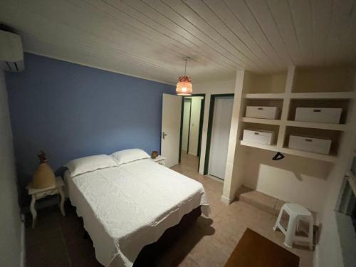 Ένα ή περισσότερα κρεβάτια σε δωμάτιο στο Chalé com piscina na Riviera São Lourenço