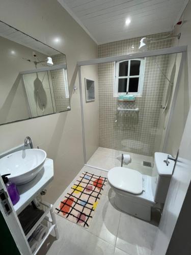 Ένα μπάνιο στο Chalé com piscina na Riviera São Lourenço