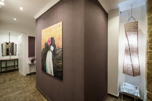 un pasillo con una pintura de una mujer en una pared en B&B Centro900, en Palermo