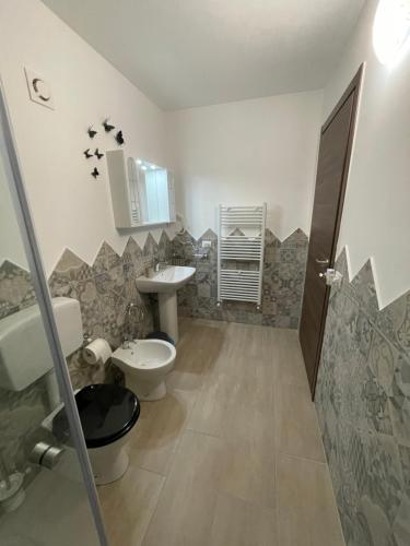 uma casa de banho com um WC e um lavatório em B&B I Giardini em Pieve Torina