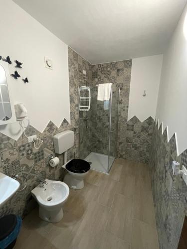 a bathroom with a toilet sink and a shower at B&B I Giardini in Pieve Torina