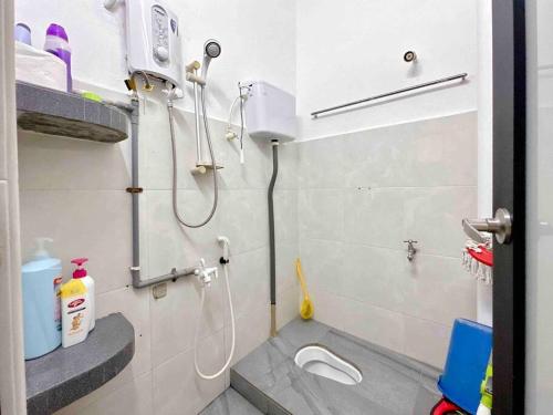 La salle de bains est pourvue d'une douche et de toilettes. dans l'établissement TAMAN UNIVERSITI THREE BEDROOMS 6-10Pax UTM, SKUDAI, à Skudai